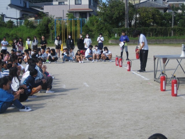 消火器訓練の説明を聞く写真