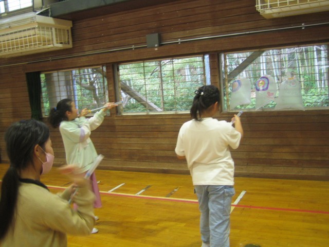 4年理科で空気鉄砲で遊ぶ写真