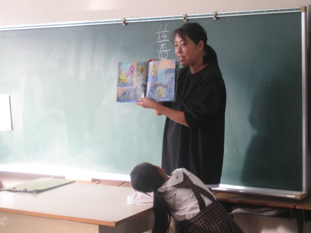 1年2組読み聞かせの写真