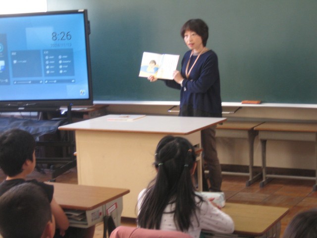 3年1組読み聞かせの写真
