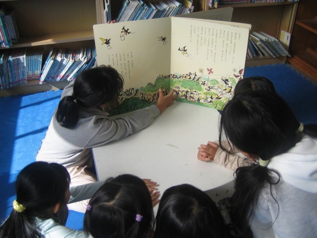 図書委員による読み聞かせの写真