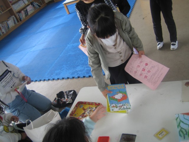 読書週間でスタンプをもらう写真