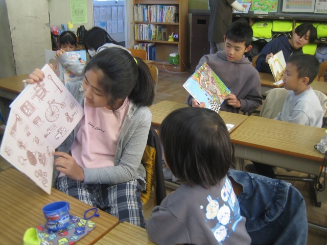 １・6年ペアの読み聞かせの写真
