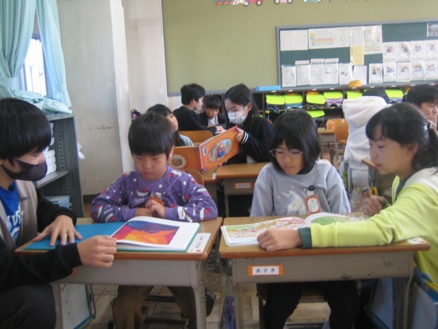 6年が1年に読み聞かせする写真
