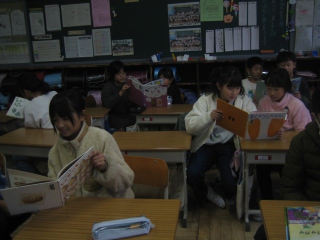 3年・5年ペア読み聞かせの写真