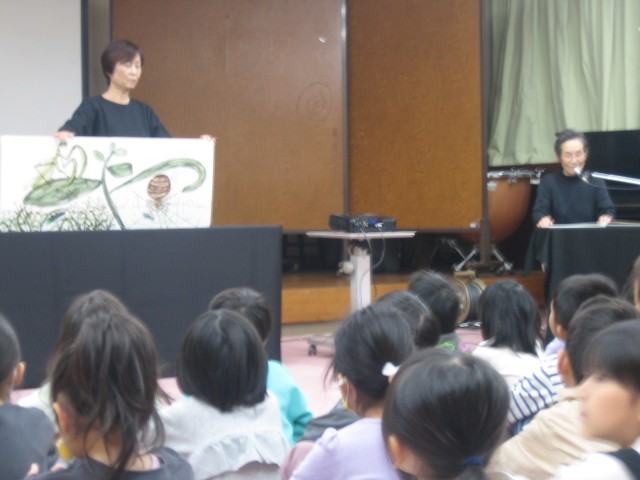 大型絵本読み聞かせの写真