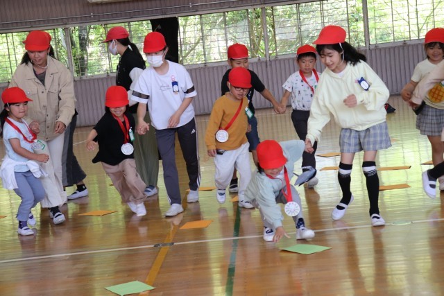 手をつないでペア活動