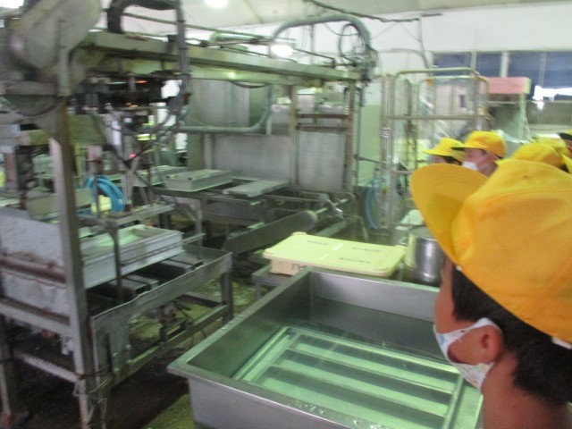豆腐を作る機械を見学