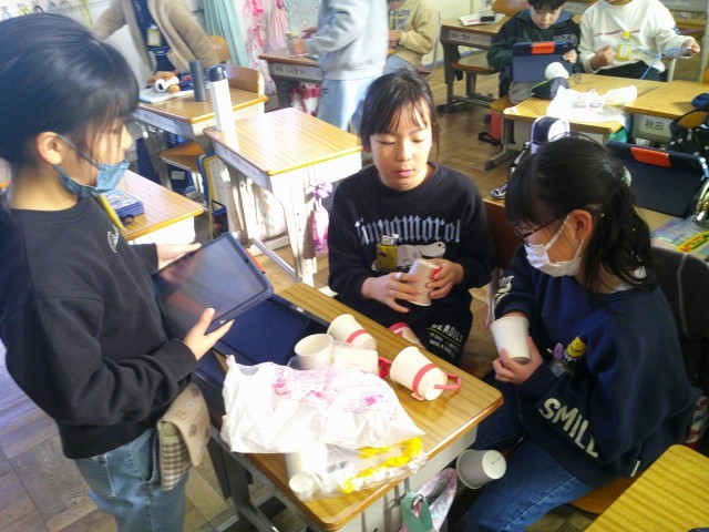 針金で糸電話制作中