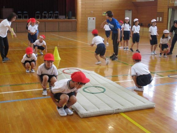 2024年9月13日　2年1組　はつらつ運動プログラム　ひよこ歩き