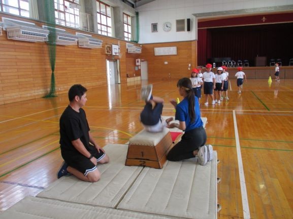 2024年9月13日　2年２組　はつらつ運動プログラム　台上前転３