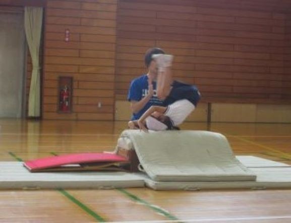 2024年9月13日　2年２組　はつらつ運動プログラム　台上前転４