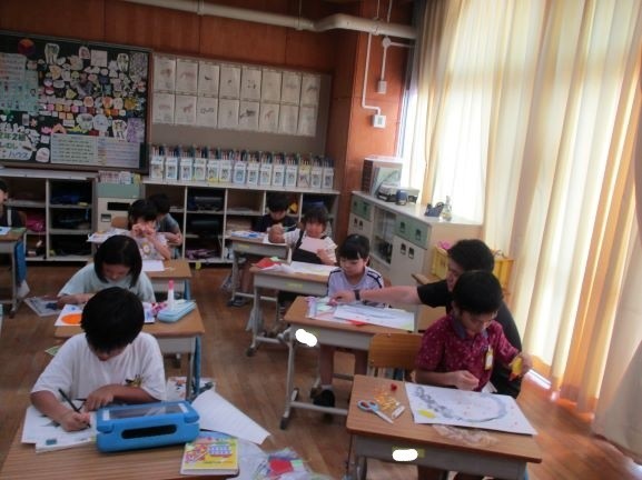 2024年9月17日　2年2組　図工　材料からひらめき　制作中３