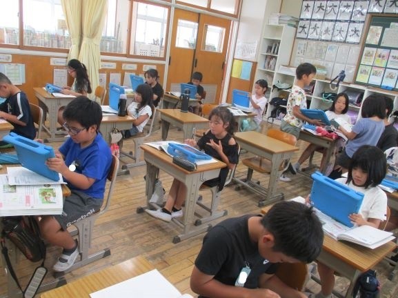 2024年9月18日　3年1組　理科　植物の育ち　タブレットを使って調べてる４