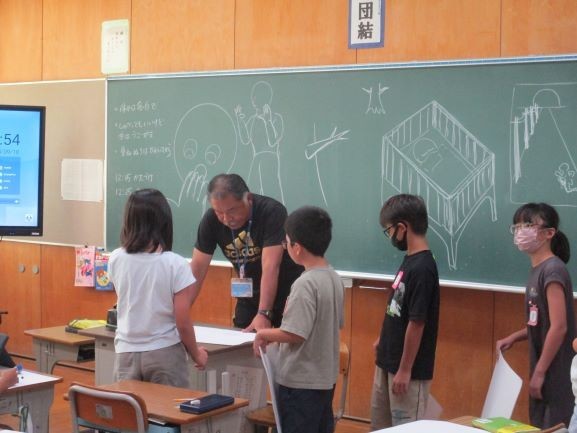 2024年9月18日　4年1組　図工　読書感想画　教師による確認