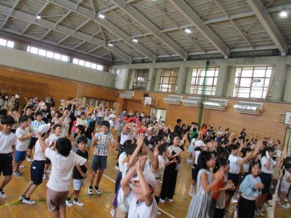 2024年9月24日　レッツダンスパーティ-　フロアで踊る子どもたち１