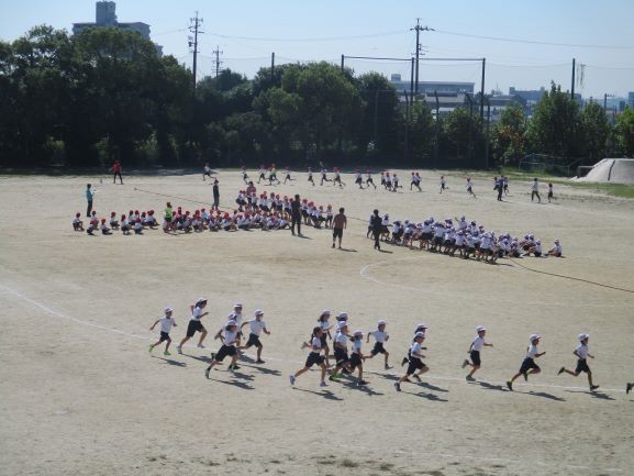 2024年10月1日　３年生・４年生　運動会練習　追いかけ綱引き１
