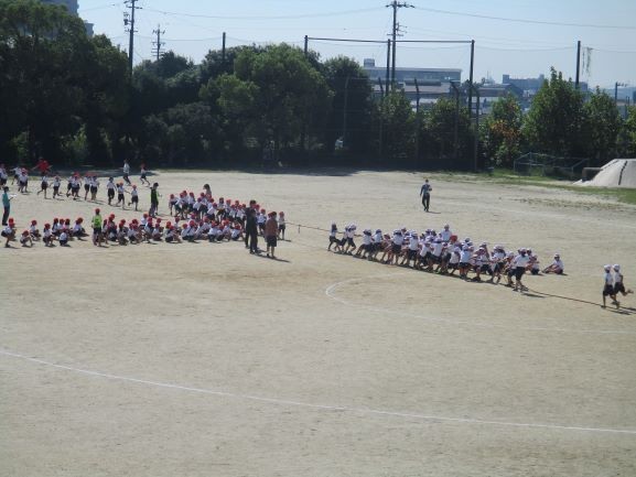 2024年10月1日　３年生・４年生　運動会練習　追いかけ綱引き２