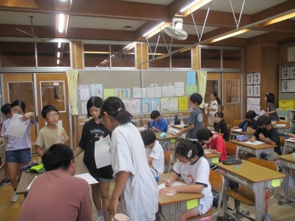 2024年10月3日 4年1組　キャリアパスポート　運動会　点検を受ける児童