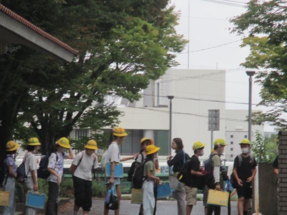 2024年10月4日　6年生　校外学習　出発３