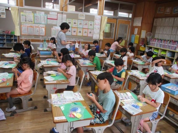 2024年10月4日　1年3組　図工　ねんどで　ごちそう　制作中４