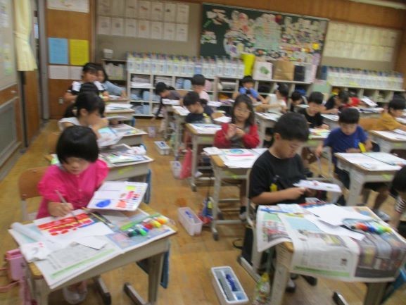 2024年10月4日　2年2組　図工　初めての絵の具　色を塗る児童３