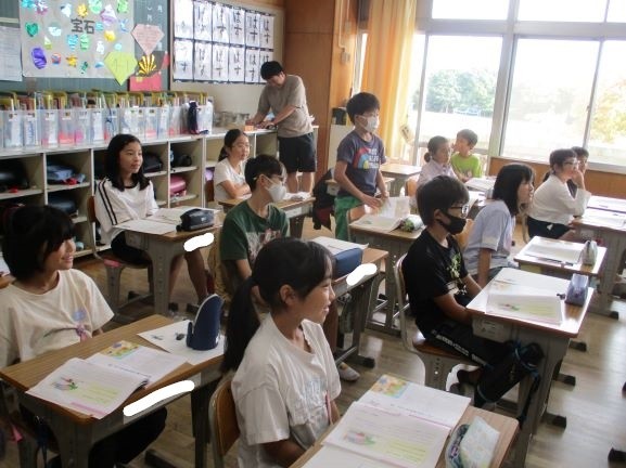 2024年10月9日　4年1組　道徳　教育実習生授業　発言をする児童