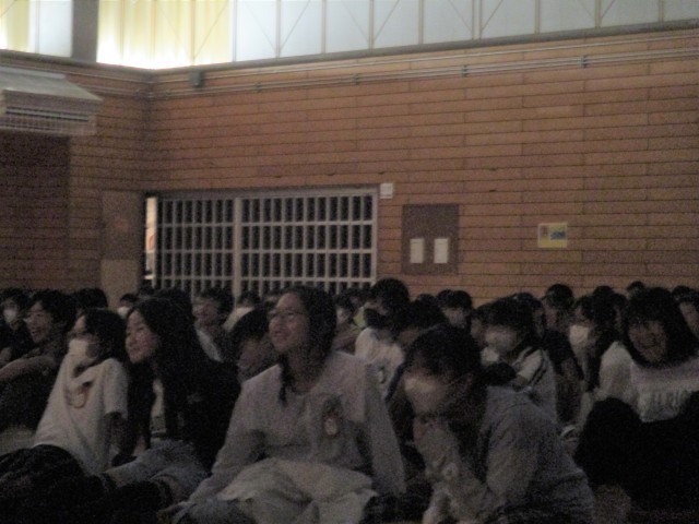 2024年10月10日　鑑賞会　4年生から6年生の部　劇団歌舞人　西遊記　劇を見る児童２