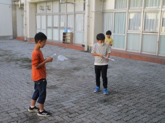 2024年10月10日　4年3組　理科　とじこめた空気や水　的当てをする子ども２