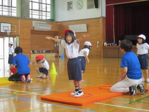 2024年10月28日　1年2組　はつらつ運動プログラム　マット運動　前転３