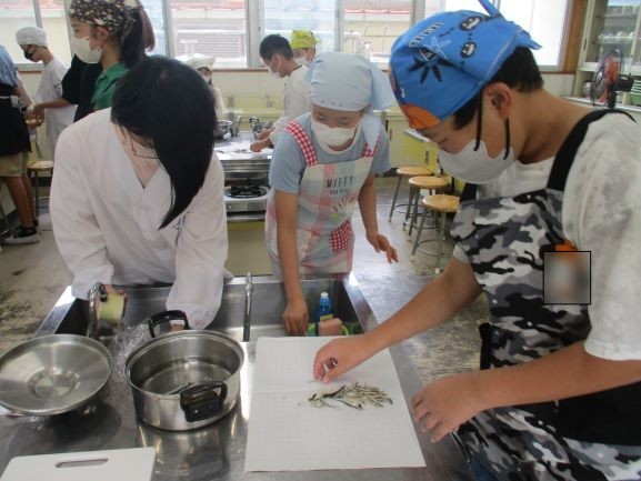 2024年10月28日　5年1組　家庭科　調理実習　味噌汁とご飯　煮干しでだしを取る