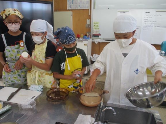 2024年10月28日　5年1組　家庭科　調理実習　味噌汁とご飯　炊飯　水の計量