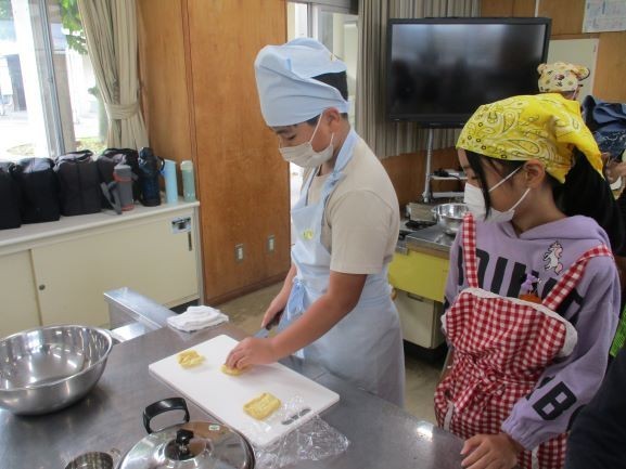 2024年10月28日　5年1組　家庭科　調理実習　味噌汁とご飯　具材を切る