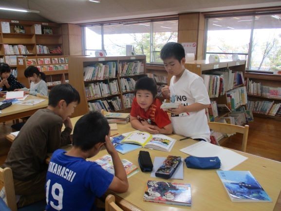 2024年10月29日　3年1組　国語　おすすめの1冊を決めよう　グループ活動４