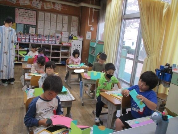 2024年10月29日　1年1組　図工　折って立てたら　制作中２