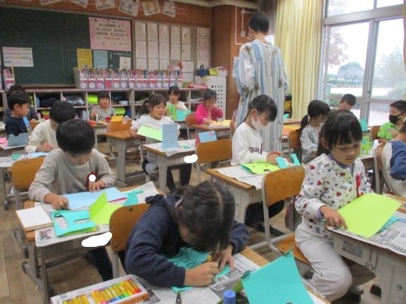 2024年10月29日　1年1組　図工　折って立てたら　制作中３