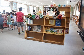 新しく入った本が、入り口のところに。