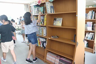 各学年の学習に関連した本が置かれています。