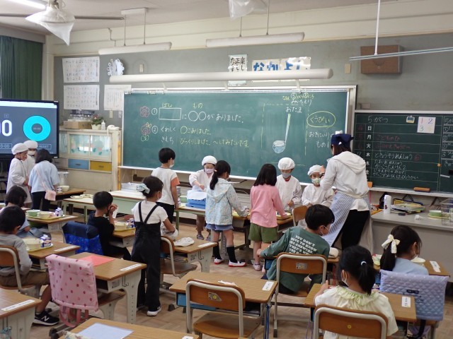 給食の準備（１年生）