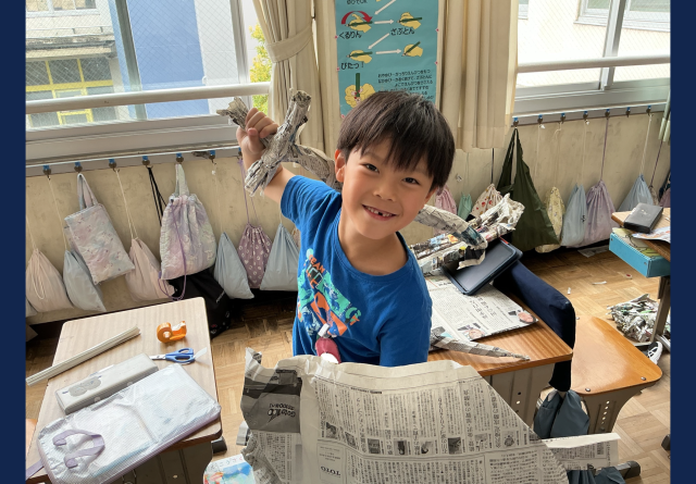 カッコよく剣と盾を構える子ども