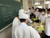 配膳も手慣れています